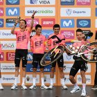 Alexander Cepeda (i) y Richard Carapaz (segundo desde la derecha) forman parte del equipo EF Education-EasyPost.