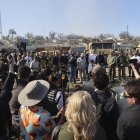El gobernador del estado de Texas (EE.UU.), Greg Abbott (c-d), fue registrado este domingo, 4 de febrero de 2024, durante una conferencia de prensa, en Eagle Pass (Texas, EE.UU.).
