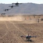 Soldados hutíes manejan drones en las cercanías de Saná.