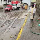 Con escobas y baldes los moradores trataban de limpiar el lodo que se formó
