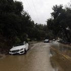 Los vehículos afectados por un deslizamiento de tierra son abandonados en la carretera mientras una tormenta azota el sur de California provocando lluvias torrenciales y fuertes vientos, en Topanga, California, EE. UU., el 5 de febrero de 2024.