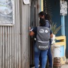 Campo. Funcionarios del CNE realizan notificación a miembros de mesa.