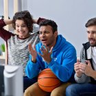 Los programas deportivos complementan la experiencia con análisis expertos y cobertura exhaustiva.