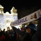 Seguidores del actual presidente y candidato a la presidencia de El Salvador, Nayib Bukele, se reúnen a las afueras del Palacio Nacional, tra conocerse los resultados en San Salvador (El Salvador).