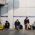 Viajeros en la estación de trenes de Pekín.