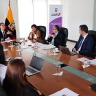 Autoridades del Ministerio de Telecomunicaciones y de la Cancillería se reunieron previamente para coordinar los procesos de digitalización de cédulas, pasaportes para los migrantes ecuatorianos.