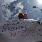 Manifestantes ecuatorianos en una protesta contra el posible incremento del impuesto del IVA del 12 % al 15 % que estudiaba y rechazó la Asamblea Nacional.