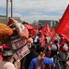 Manifestantes ecuatorianos en una protesta contra el posible incremento del impuesto del IVA del 12 % al 15 % que rechazó la Asamblea.