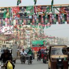 Carteles electorales y pancartas del Partido Popular de Pakistán (PPP) se exhiben antes de las elecciones generales en Karachi, Pakistán, el 06 de febrero de 2024.