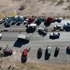 Fotografía aérea de transportistas mientras bloquean una avenida en Ciudad Juárez (México).
