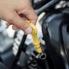 Es importante que se chequee que no haya pérdida de aceite en el motor, la caja de cambios o la transmisión.