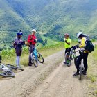 Los audaces ciclistas en pleno descanso durante la ruta.