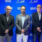 Representantes de la firma Bajaj durante la presentación de la Pulsar N250.