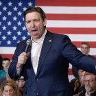 El gobernador de Florida, Ron DeSantis, en una de sus actividades recientes, como aspirante a la candidatura para las presidenciales de EE. UU.