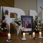 Militantes de Renovacion Nacional encienden velas en la sede del partido en apoyo al expresidente de Chile Sebastían Piñera hoy, en Santiago (Chile).