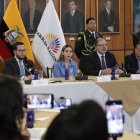 La ministra de Producción, Sonsoles García, exministros de la misma cartera de Estado y el presidente de la Asamblea, Henry Kronfle, en conversatorio este 7 de febrero de 2024.