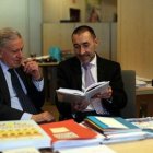 El cardiólogo Valentín Fuster (i) y el periodista científico Josep Corbella, autores de "La ciencia de la larga vida"