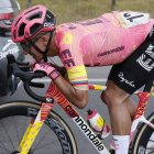 Richard Carapaz (EF Education-EasyPost) llegó con el grupo de favoritos a la meta de la segunda etapa.