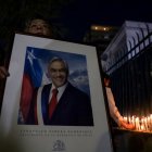 Santiago. Seguidores del expresidente encienden velas en la sede del partido que apoyó a Sebastían Piñera.
