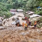 Los equipos de rescate trata de localizar supervivientes tras el corrimiento de tierra en la sureña isla filipina de Mindanao.