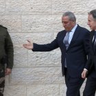 Hussein al-Sheikh (centro), secretario del Comité Ejecutivo de las Organizaciones de Liberación de Palestina, da la bienvenida al secretario de Estado estadounidense, Antony Blinken (derecha), cuando llega a una reunión en la sede de la Autoridad Palestina en la ciudad cisjordana de Ramallah, el 7 de febrero.