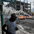 Manifestantes participan de una gran protesta antigubernamental este miércoles 7 de febrero de 2024, en Puerto Príncipe (Haití).