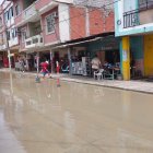 Situación. Una de las calles principales de Salitre, Guayas, quedó anegada por desbordamiento del río Vinces.