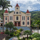 Se caracteriza por sus casas patrimoniales y el llamativo Santuario de la Virgen de Fátima.