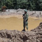 Policías y militares realizan un operativo contra la minería ilegal, en el Rio Punino, en una fotografía de archivo.