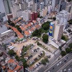 Aérea que muestra el Teatro Oficina y del aparcamiento del grupo Silvio Santos, el mismo día en que miembros y admiradores participan en un acto de protesta