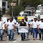 Choferes del transporte público protestan para exigir seguridad ante una nueva ola de violencia del crimen organizado, en la autopista México-Acapulco, en Guerrero (México).