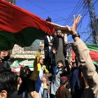 Islamabad (Pakistan). Los partidarios del partido Pakistán Tehreek-e-Insaf (PTI) ondean banderas del partido durante las elecciones generales en Islamabad, Pakistán, el 8 de febrero de 2024.