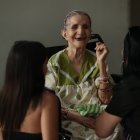 1. Visitas. Rosa Mantilla disfruta de contar anécdotas a sus visitas. Ellos aseguran sentirse muy bien cuando van a verla y le llevan muñequitas.