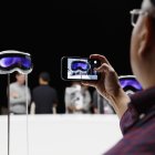 Fotografía de archivo fechada el 05 de junio de 2023 de un hombre toma fotografías de las gafas Apple Vision Pro durante la Conferencia de Desarrolladores de Apple en Cupertino, California (EE.UU.).