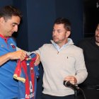 El DT Martín Mandra (i) junto a Jorge Iván Mancheno (c) y José Pardo (d), directivos del Deportivo Quito.