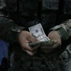 Una mujer que fue hallada con fajos de billetes no pudo justificar su procedencia.