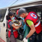 Los rescatistas brindan atención a un bebé en una aldea afectada por un deslizamiento de tierra en la ciudad de Maco, provincia de Davao de Oro, Filipinas, el 9 de febrero de 2024.