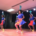 El grupo Orisha baila al son de la bomba choteña, con la tradicional botella sobre la cabeza. Lo hace en el escenario en  Guayaquil.