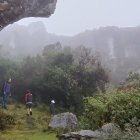 Una de las grandes rocas tiene forma de arco dividido a la mitad.
