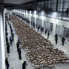 Reclusos en el CECOT, en El Salvador.