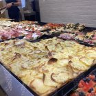 Porciones de pizza en un local de Roma