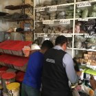 Operativo.- Las autoridades de Arcsa inspeccionan condimentos y especies falsificados.