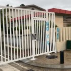 Ceibos. Las rejas amanecieron pintadas con la palabra “No”. Sospechan de un vecino que no quiere rejas.