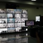 Fotografía de monitores donde se observan a pandilleros en una audiencia virtual simultánea en diferentes cárceles, en el centro judicial Isidro Menéndez, en San Salvador (El Salvador).