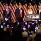 Donald J. Trump junto al gobernador republicano de Dakota del Norte, Doug Burgum, su esposa Kathryn Helgaas Burgum y el propietario de los New York Jets, Woody Johnson.