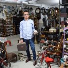 Aunque no lleva un inventario, el propietario conoce cada artículo y su historia. Son dos locales que albergan cientos de objetos y antigüedades.