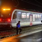 Vista del tren secuestrado en la noche del 8 de febrero de 2024 en la estación de Essert-sous-Champvent, en el oeste de Suiza. Un hombre, armado con un hacha y un cuchillo, tomó como rehenes a un grupo de viajeros hasta que al cabo de cuatro horas la policía intervino y mató al secuestrador y liberó a los secuestrados.