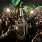 Los partidarios de Nawaz Sharif (no en la foto), ex primer ministro y líder de la Liga Musulmana de Pakistán Nawaz (PMLN), reaccionan mientras habla en Lahore, Pakistán, el 9 de febrero de 2024.