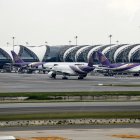 Detienen a un pasajero canadiense tras abrir la puerta de un avión en Tailandia