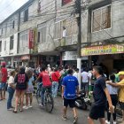 Varias personas se acercan hasta el sitio donde ocurrió la balacera.